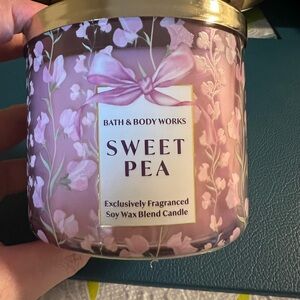 Bath & Bodyworks - SWEET PEA 3 Wick Candle